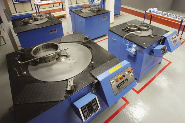 Läppmaschinen stehen in einer Werkstatt